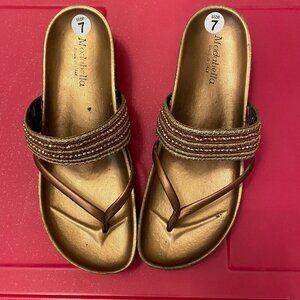 Modabella Sandals Gold Faux Leather Metal Made in Italy Sz 7 (fits more like 8)